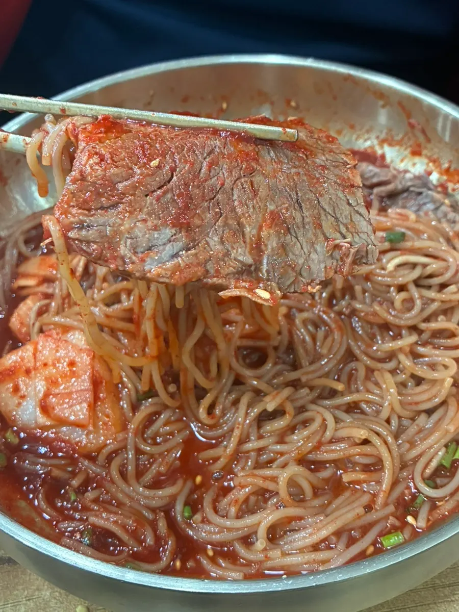 Noodles and meat lifted after mixing the bibim naengmyeon