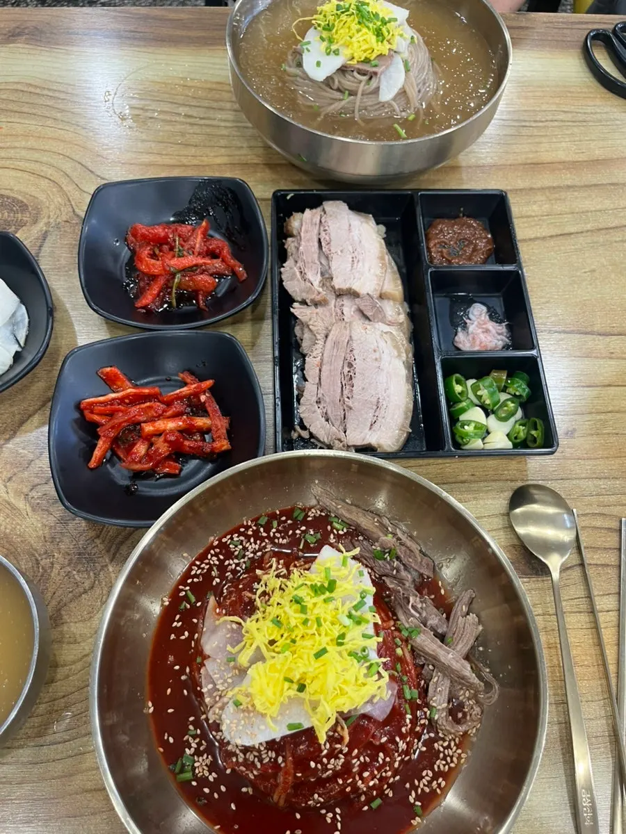 평양냉면과 비빔냉면, 수육 반접시 상차림