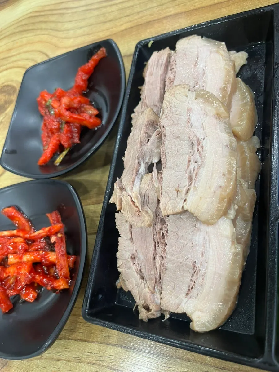 양념을 비빈 비빔냉면
