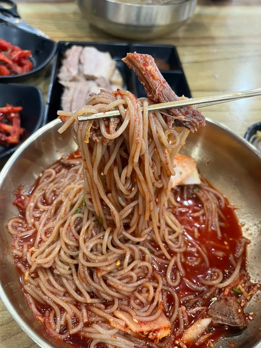 부드럽게 삶아진 수육 한 점