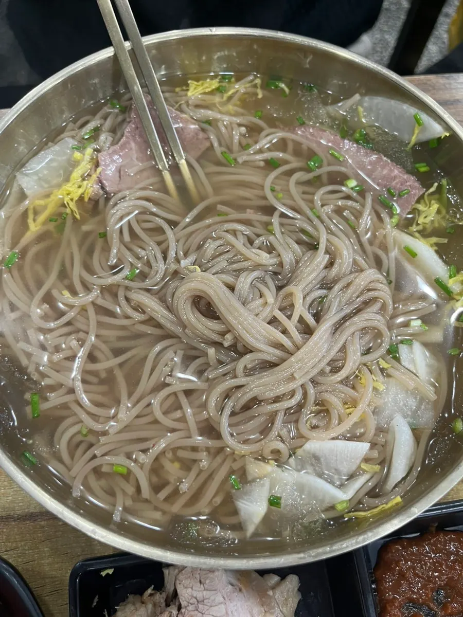 냉면과 수육을 함께 먹는 식사 장면
