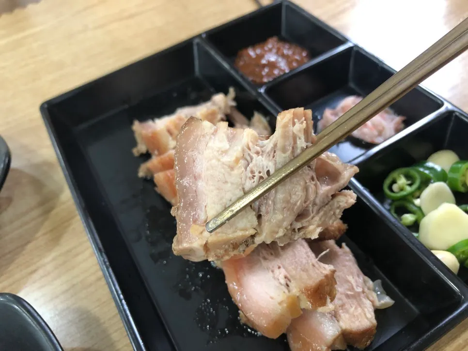 A plate of half suyuk at Seoul Myeonok
