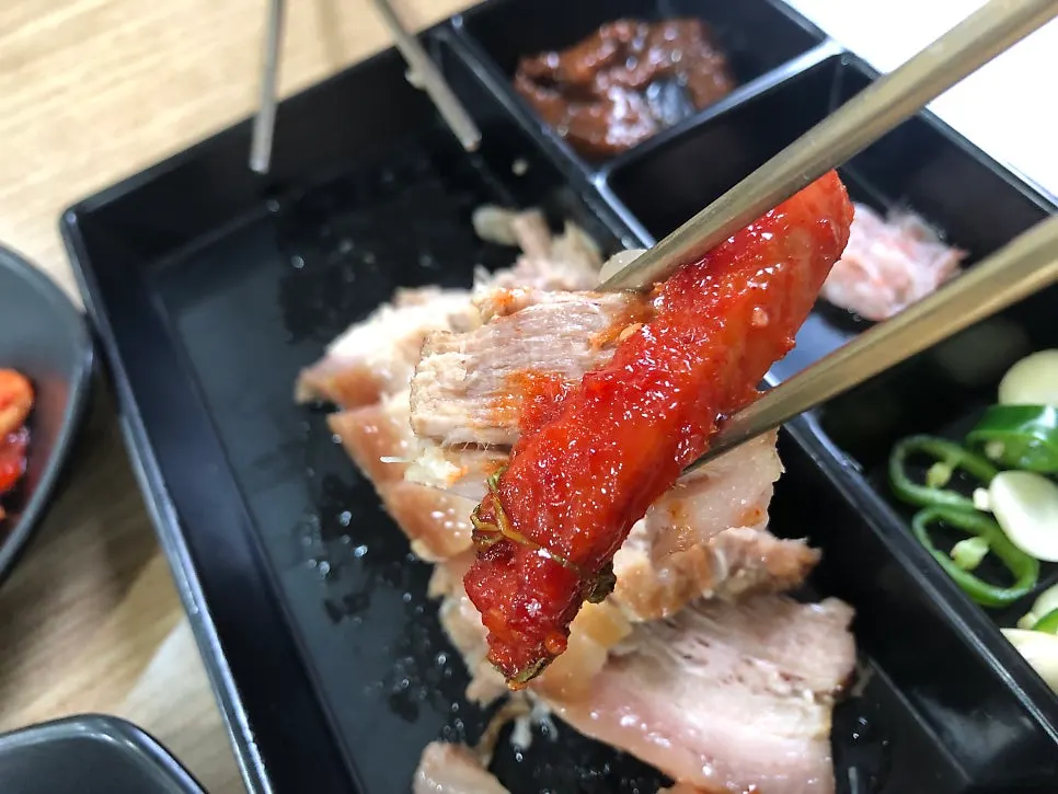 Suyuk topped with seasoned radish and myeongtaehoe-muchim