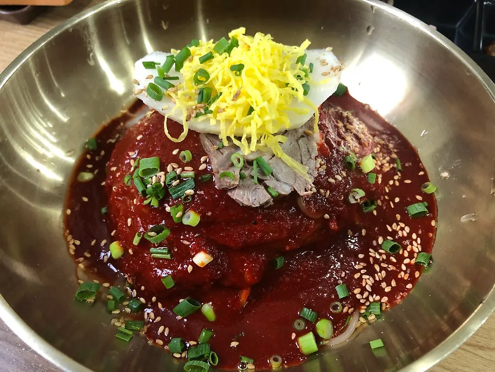 Pyongyang naengmyeon and bibim naengmyeon set together on the table