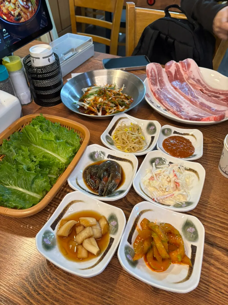얇게 썰려 나온 삼겹살 2인분
