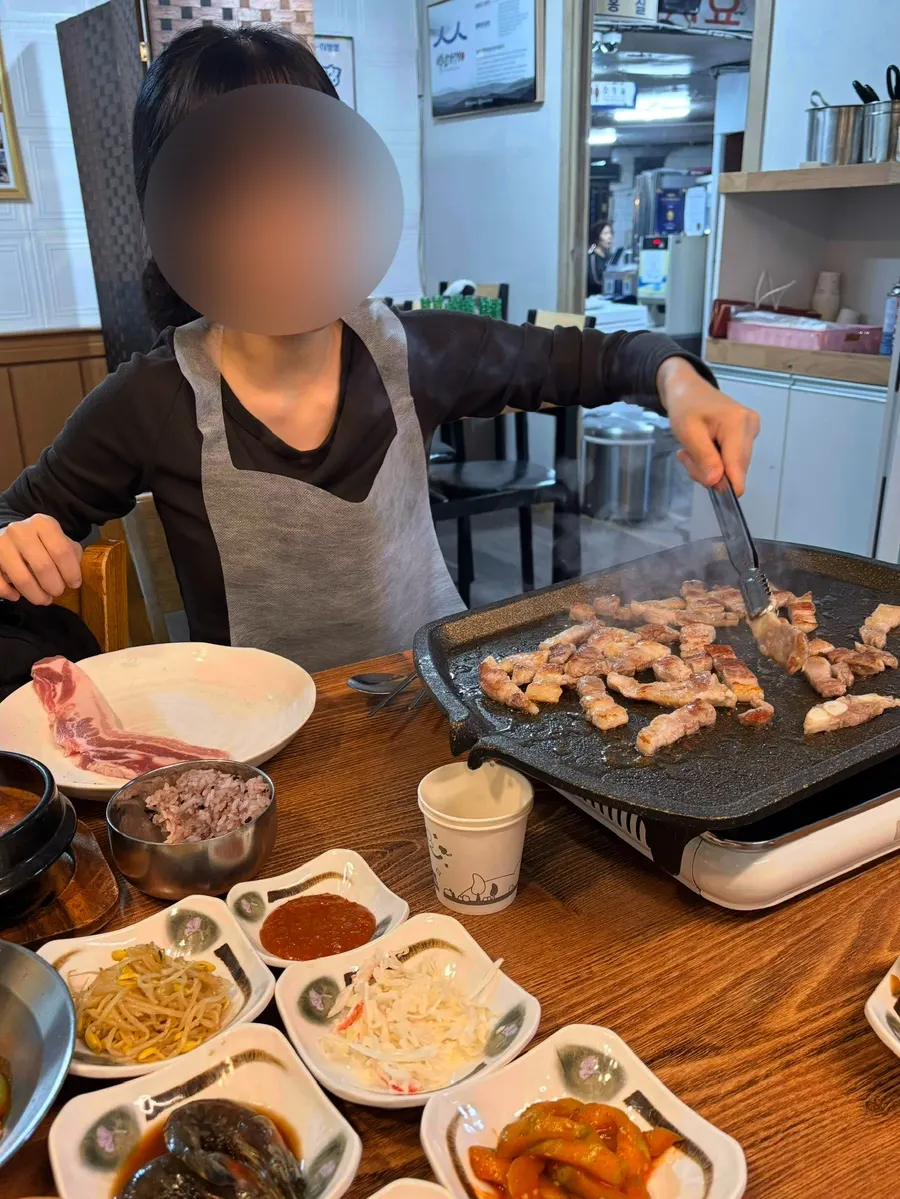 불판에서 익어가는 얇은 삼겹살