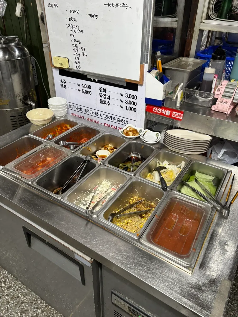 콩나물 파무침과 새우장 등 밑반찬 한 상