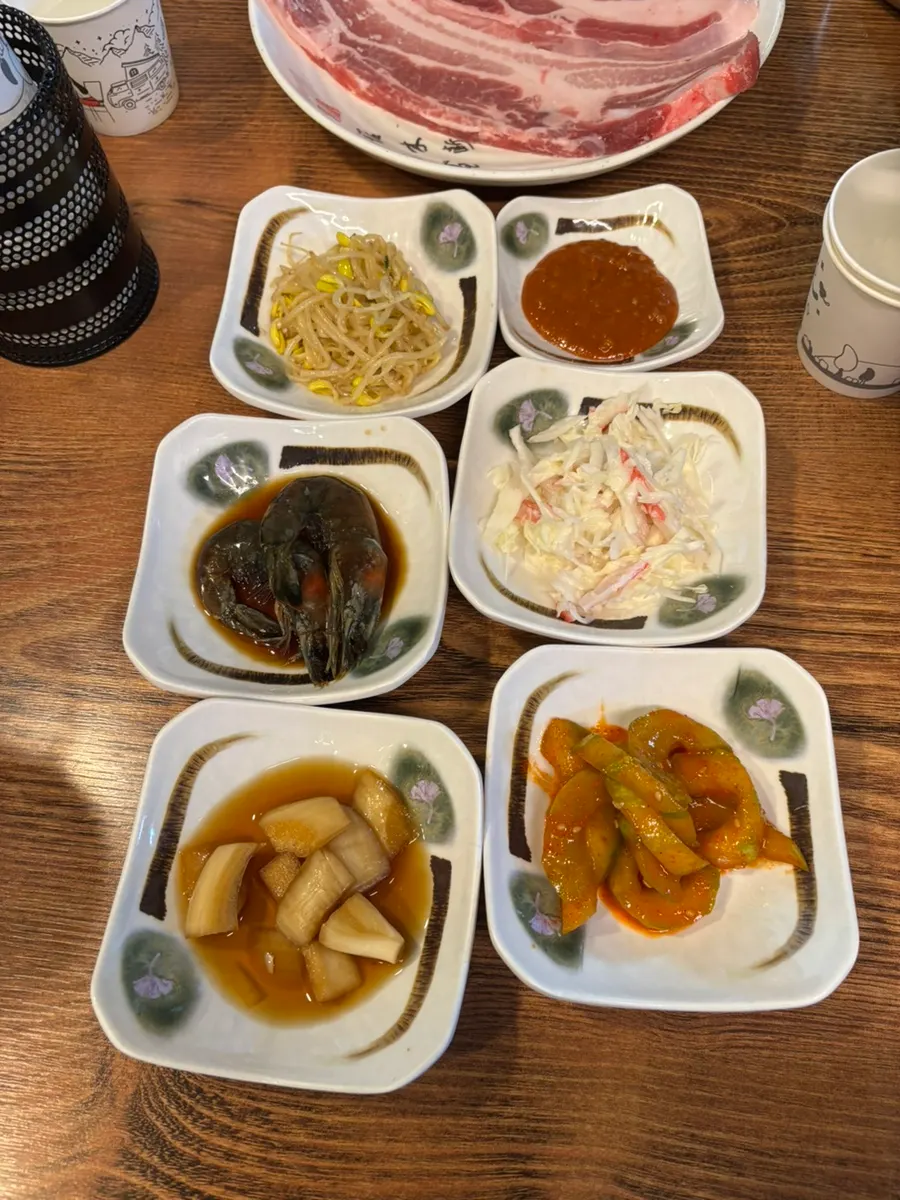 오이무침과 양배추 게살 반찬 접시
