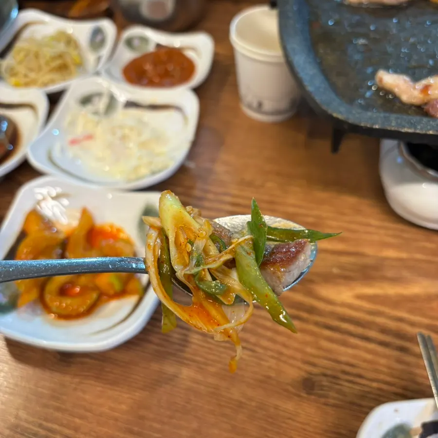삼겹살과 밑반찬을 곁들인 한 접시