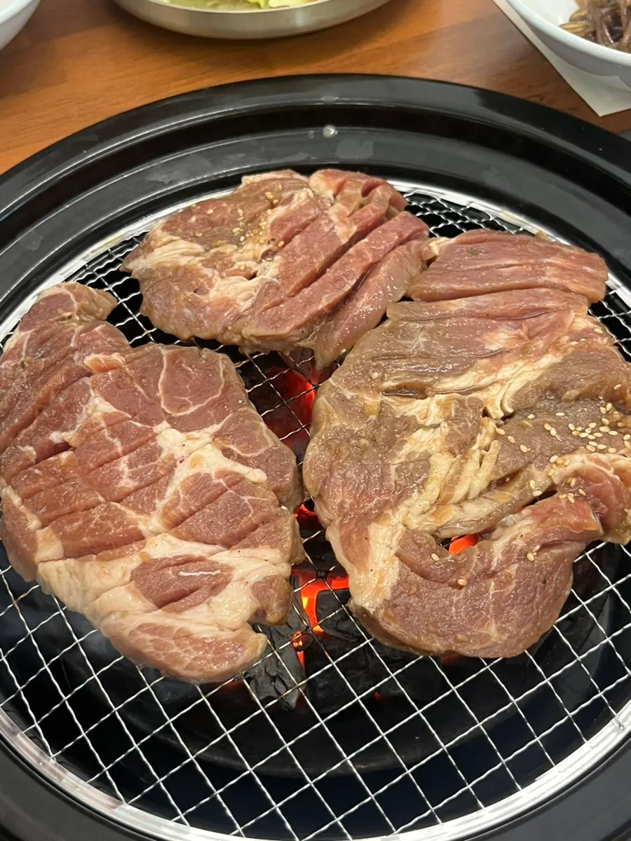 쌈채소와 잡채를 포함한 밑반찬
