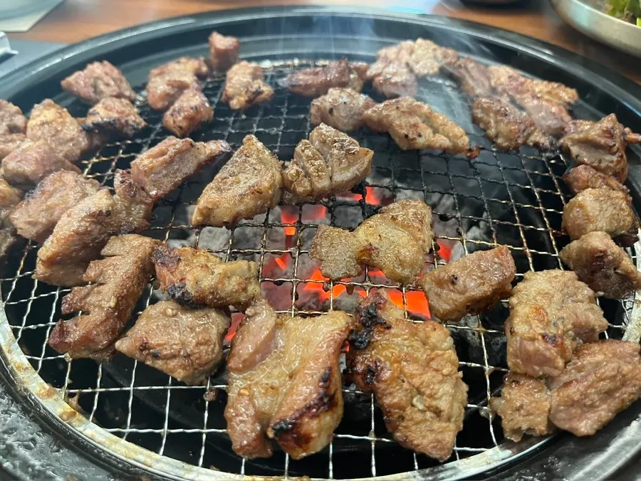 셀프바에서 리필 가능한 밑반찬 구성