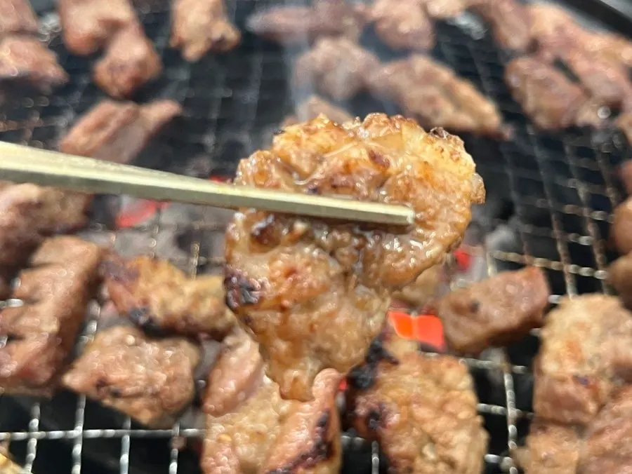 숯불 위에서 굽는 두툼한 돼지양념구이