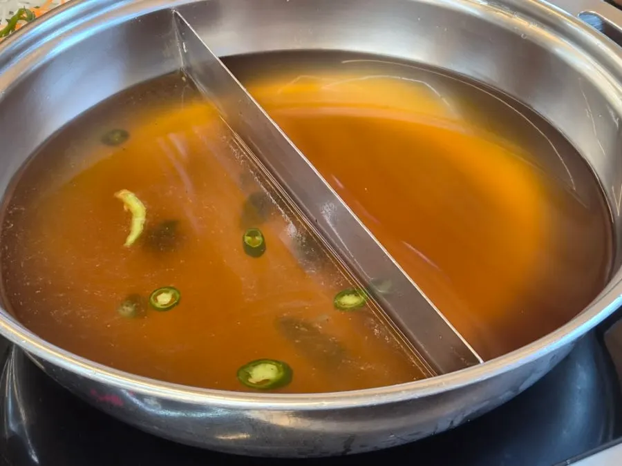 태블릿으로 샤브 육수와 편백찜 리필 요청 화면