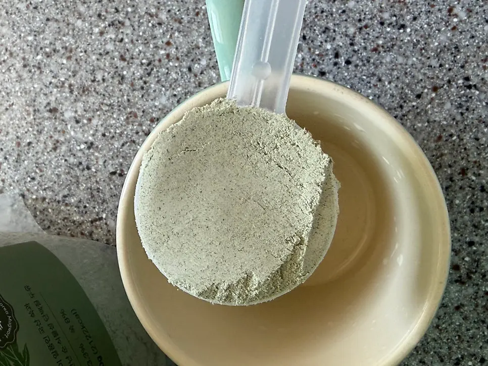 Two scoops of mugwort soy milk powder measured with the scoop