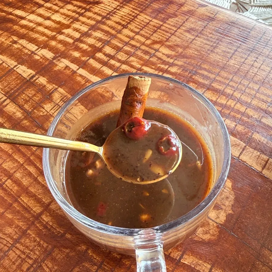 걸쭉한 쌍화탕 차와 팥빙수 함께 놓인 테이블