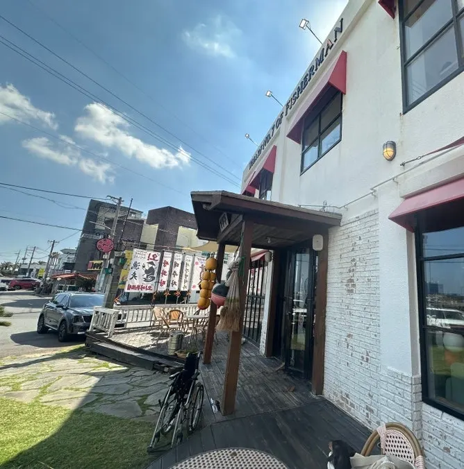 A dog on the lawn before entering the café