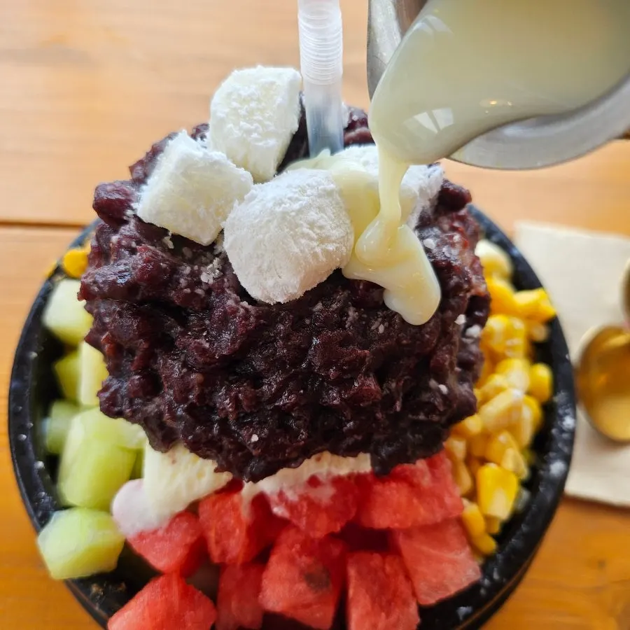 옥수수콘이 올라간 뚝배기 팥빙수