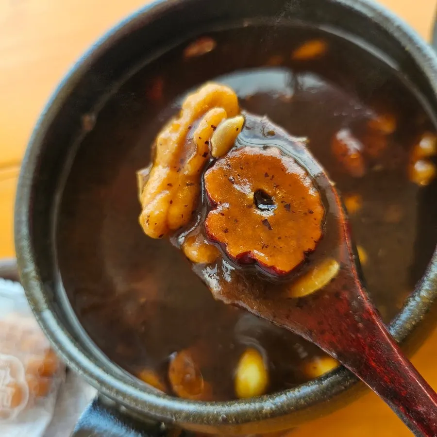 따뜻한 김이 오르는 쌍화차와 팥빙수