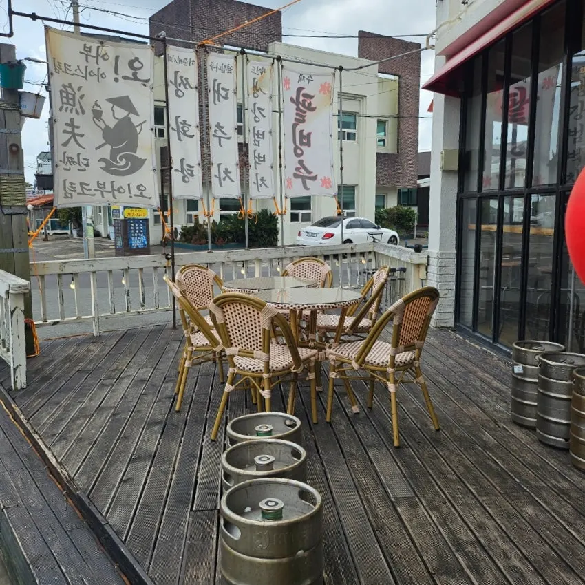 바다를 마주 보는 테라스 자리
