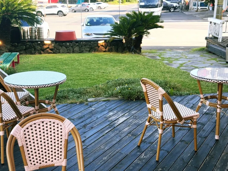 Area around the entrance of Café 7 Budu in Pyoseon