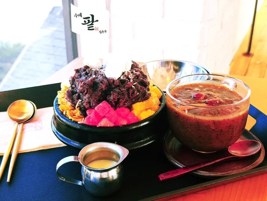 Table setting with ttukbaegi patbingsu and Yeopjipnamu date tea