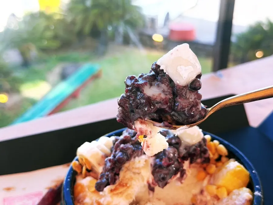 A spoonful of patbingsu with rice cake and toppings