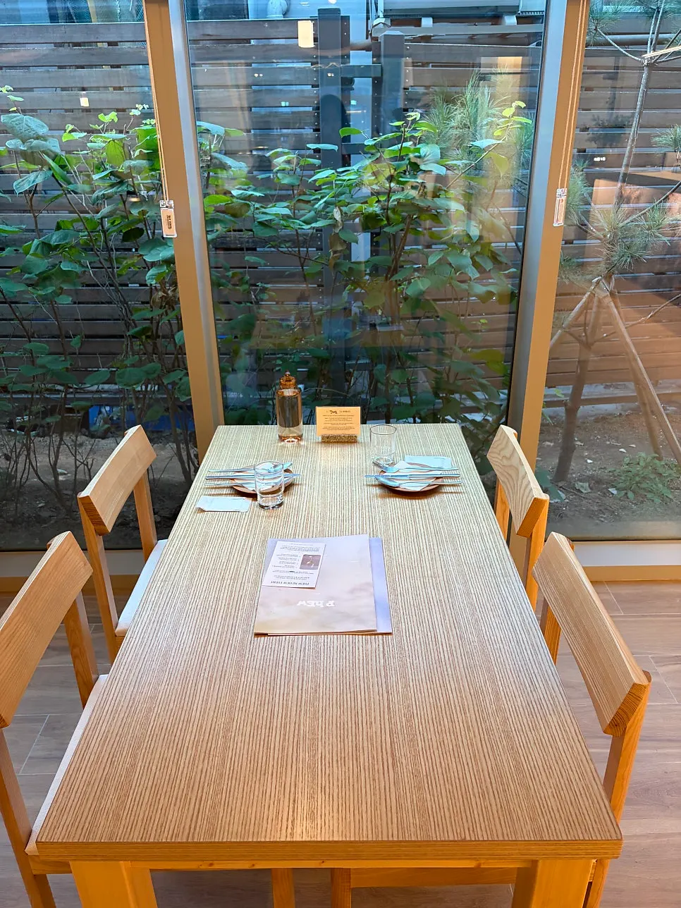 Interior with a modern and warm atmosphere