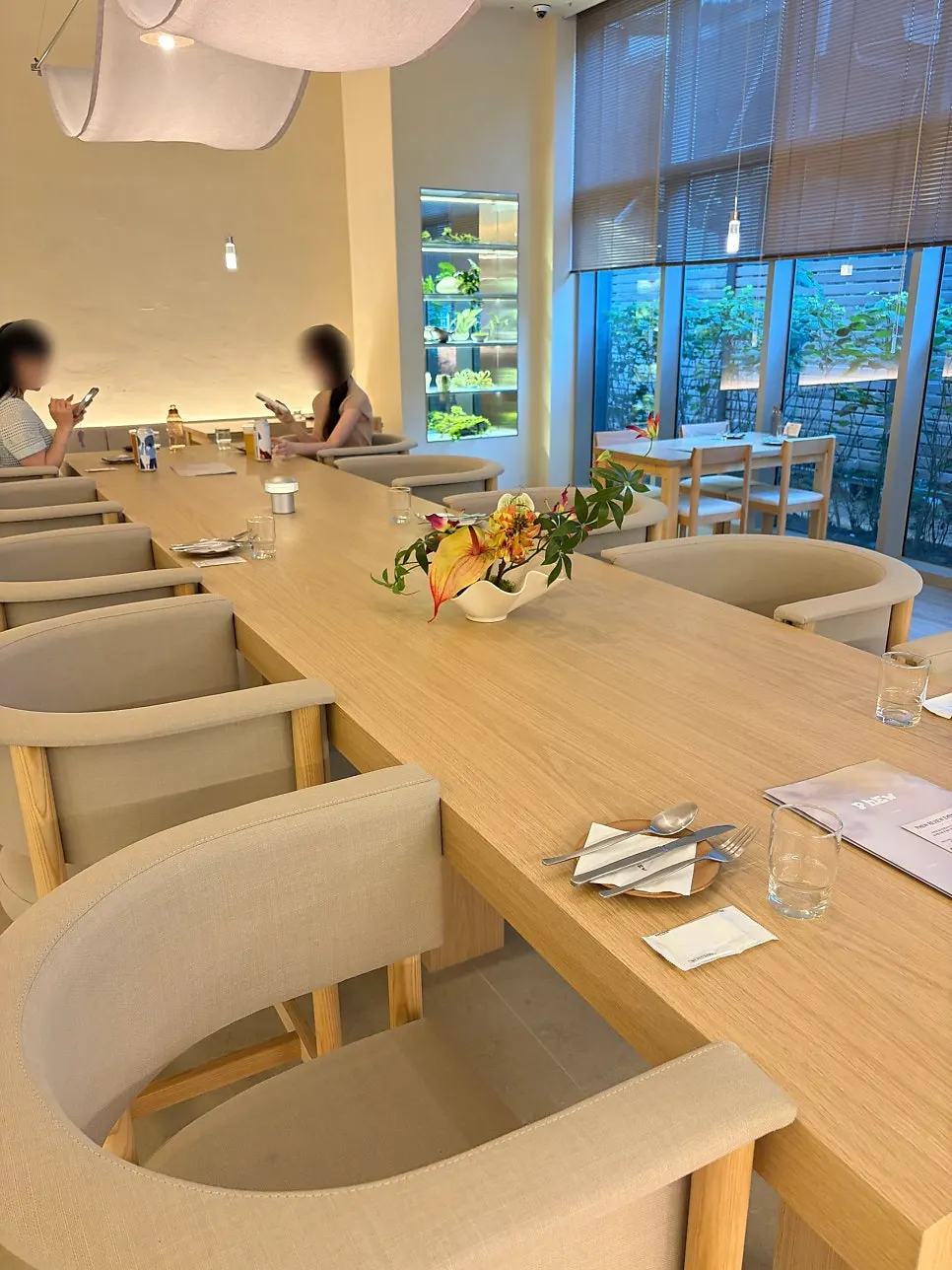 Hall tables with wide spacing