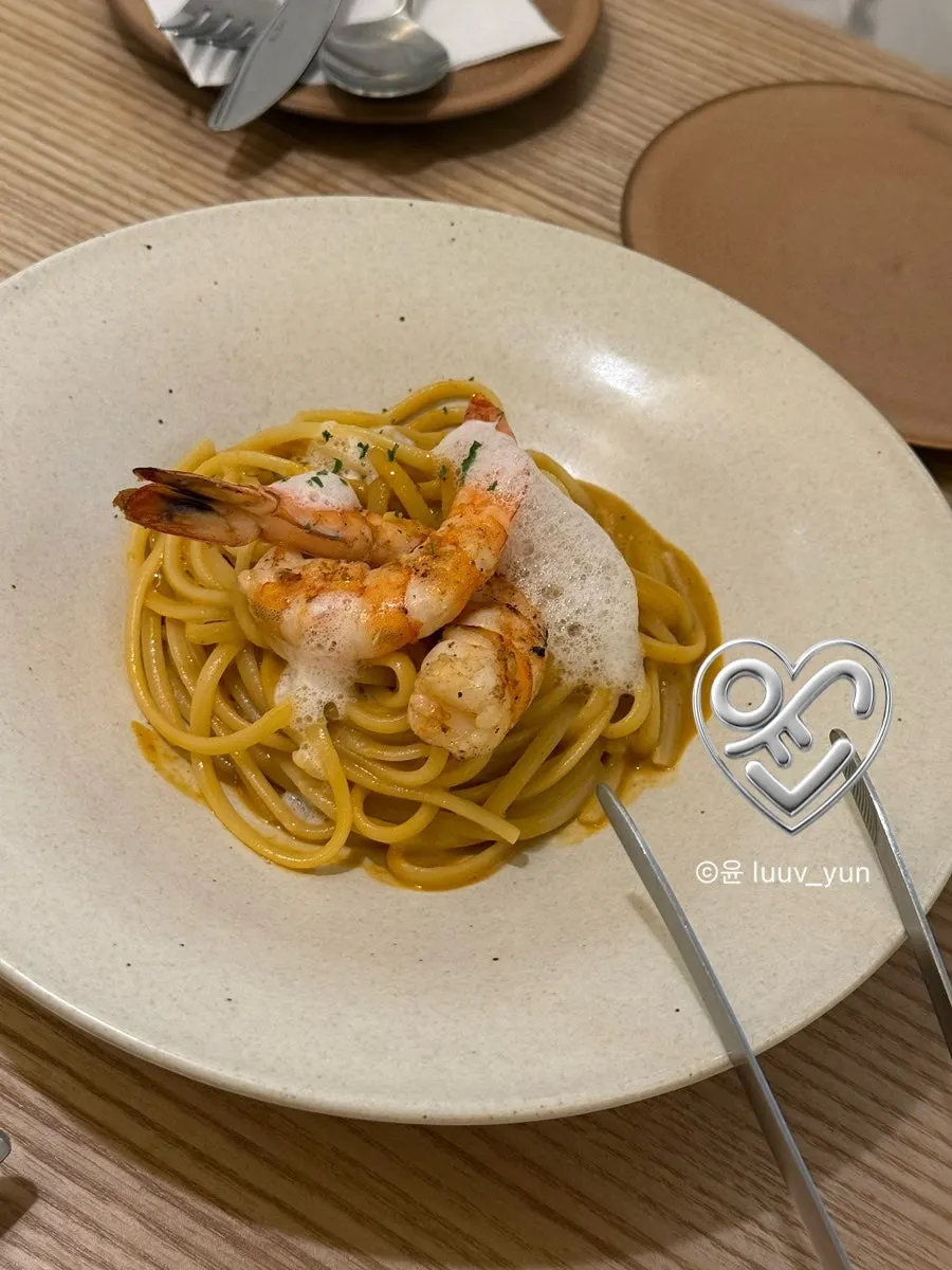 Main dishes and Cheongdam Myeoneuri beer set on the table