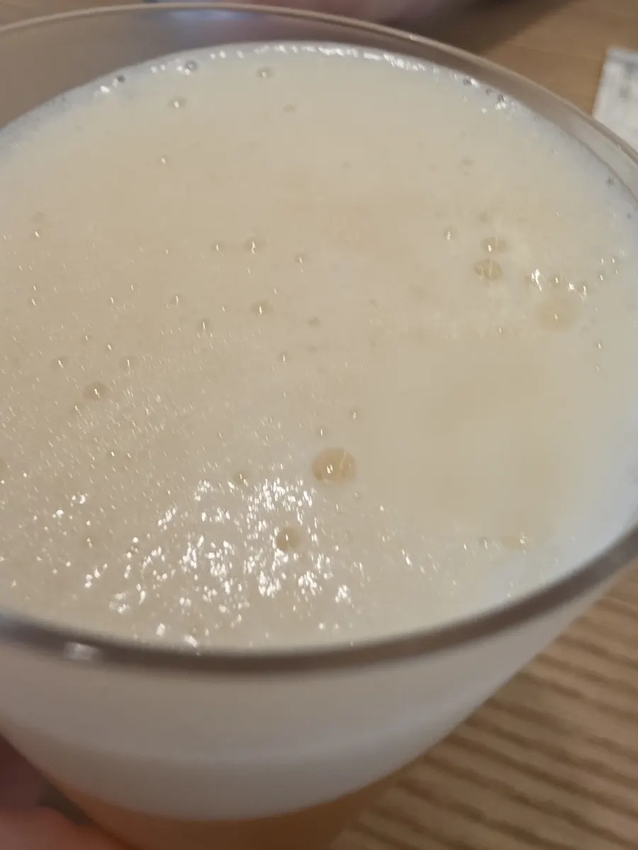 거품이 풍성한 헤이지 IPA 한 잔