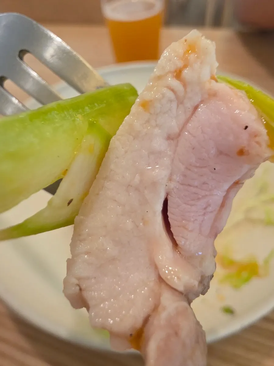 숯불에 구운 유자 닭다리살 구이 접시