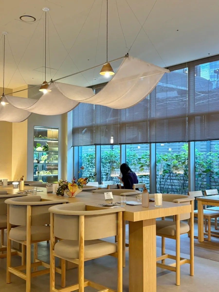 Table seating with a green view through the window