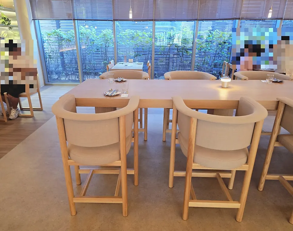 중앙에 놓인 대형 단체 테이블