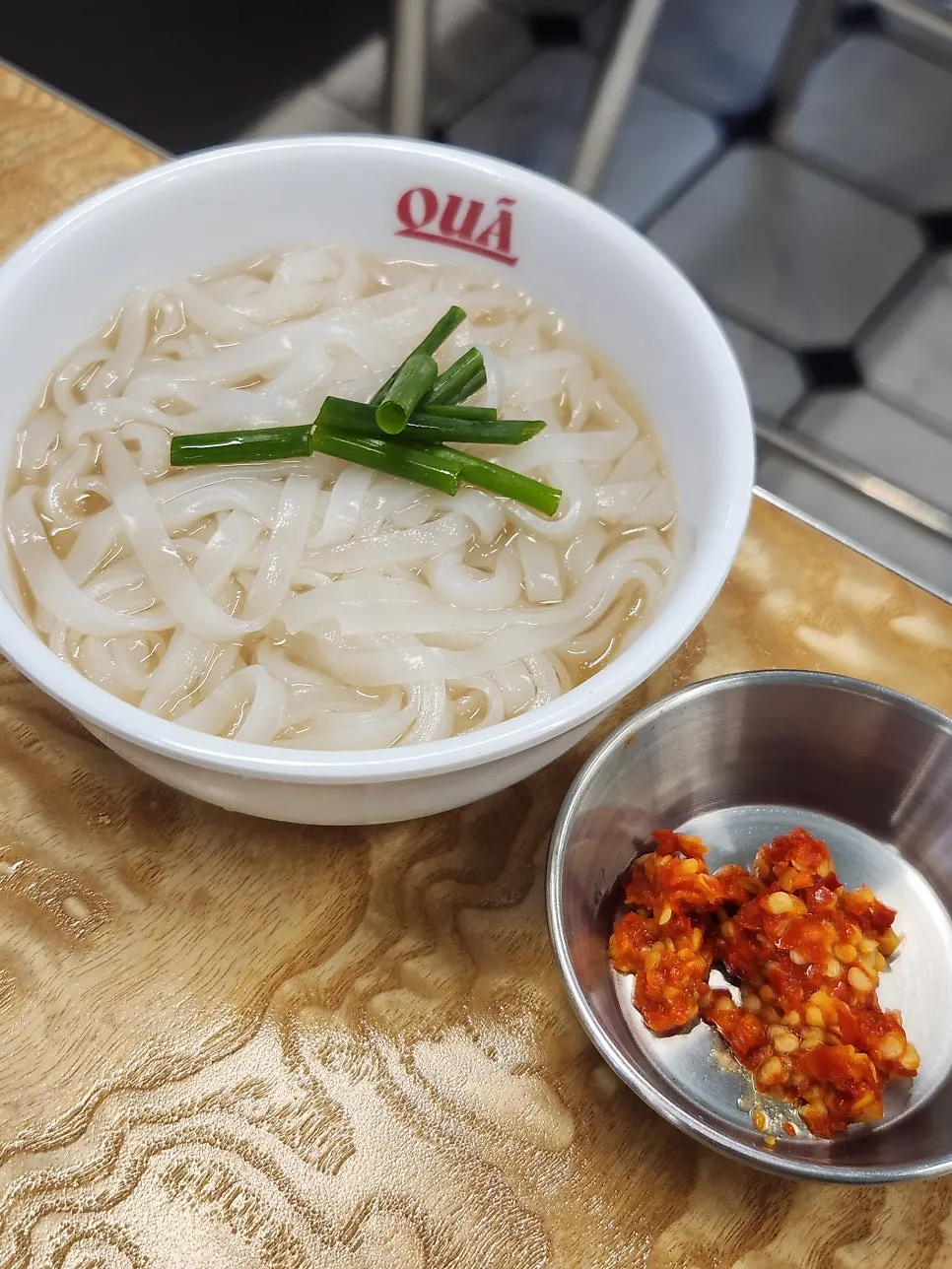 큼지막한 차돌양지 고기조각이 올라간 쌀국수