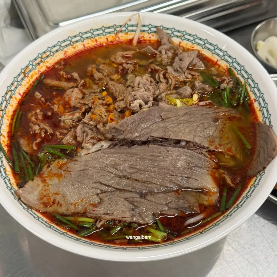 숟가락으로 떠 올린 매콤한 쌀국수 국물