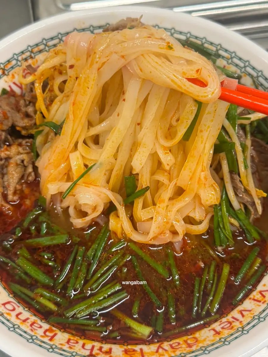 젓가락으로 집어 올린 쌀국수 면