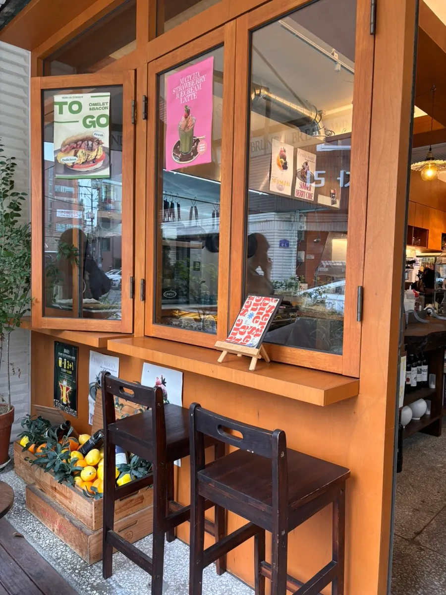 High chairs lined up side by side by the outdoor window