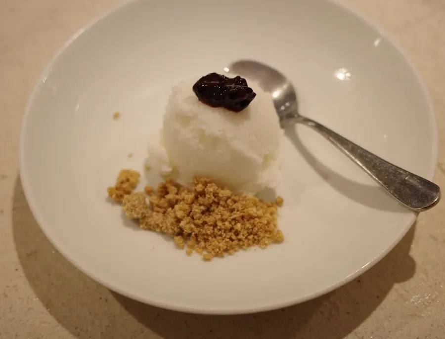 베리잼과 크런치를 곁들인 요거트 샤베트