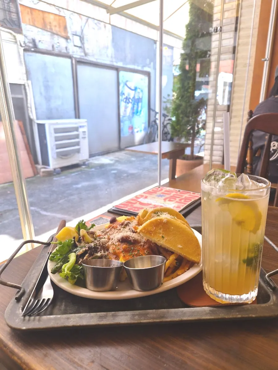 Storefront of Que Sera, a Jamsil brunch spot