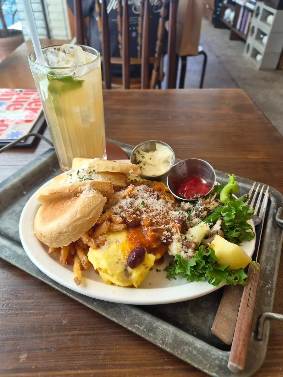 A Que Sera brunch plate served quickly