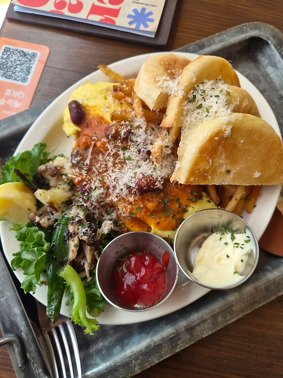 Full view of the Que Sera omelette plate