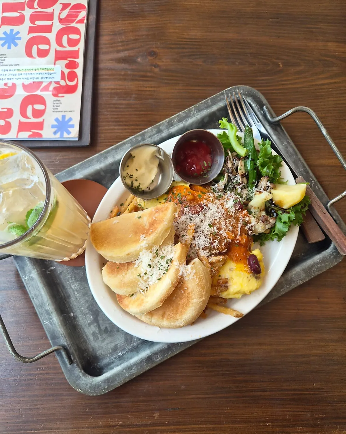 Close-up of the Que Sera omelette plate