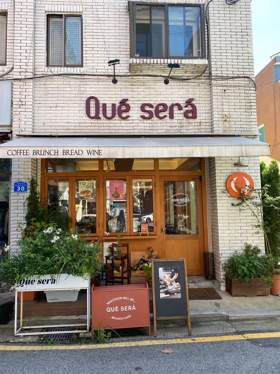 Que Sera's brunch menu board