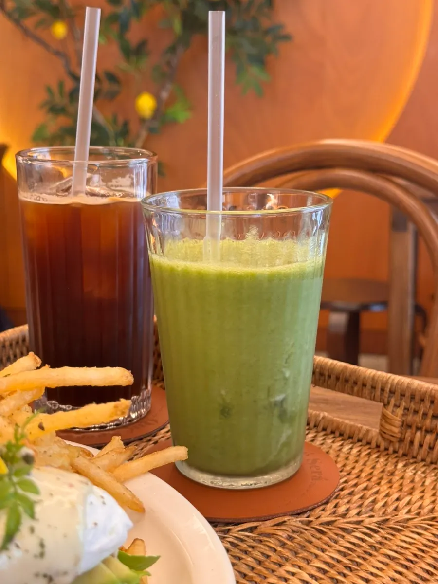 A glass of green smoothie at Que Sera