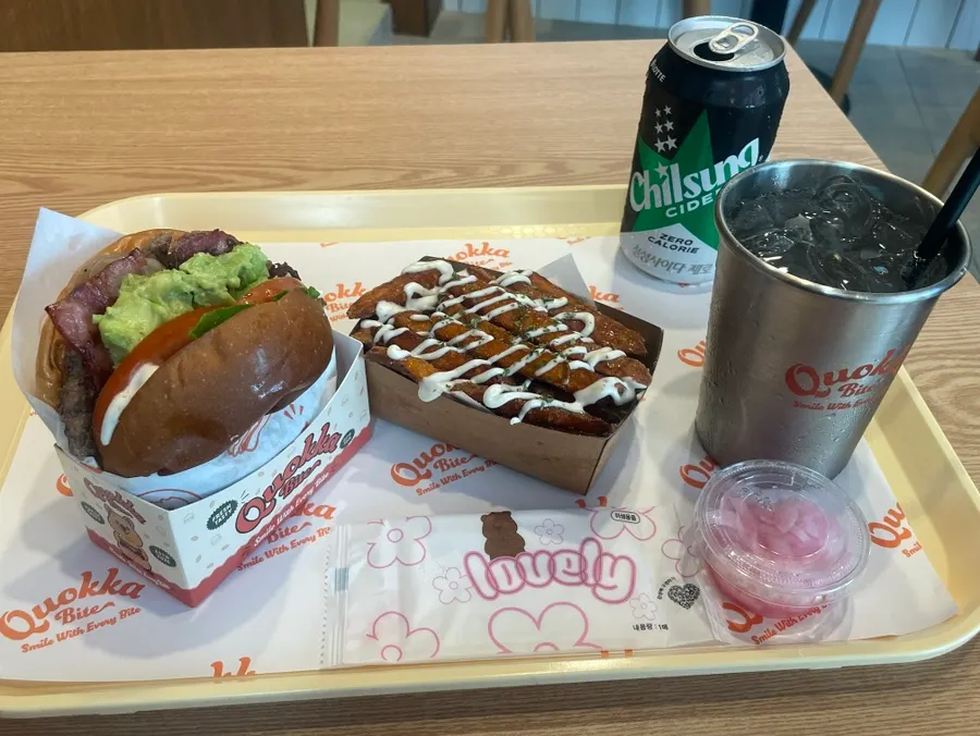 청상추와 토마토가 보이는 수제버거 클로즈업