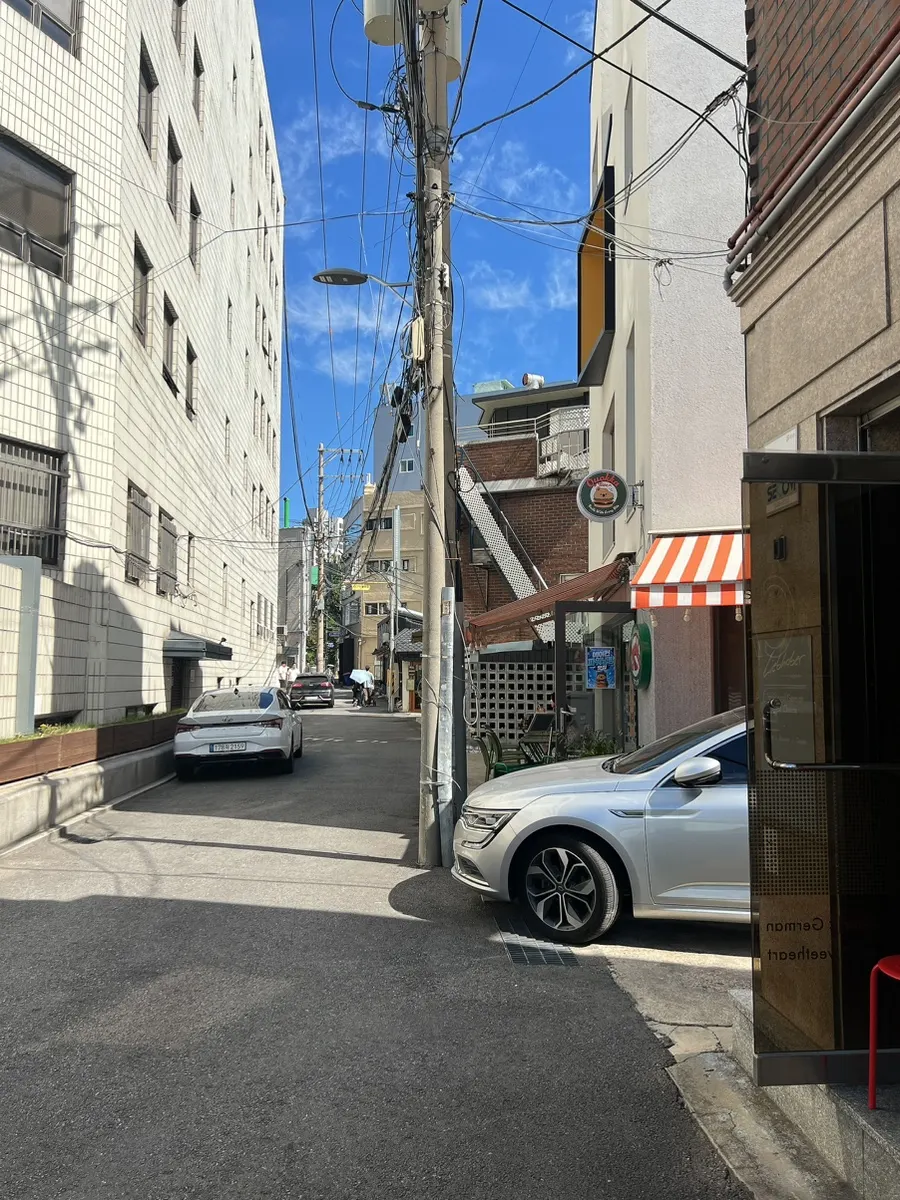 멀리 쿼카바이트 매장이 보이는 골목