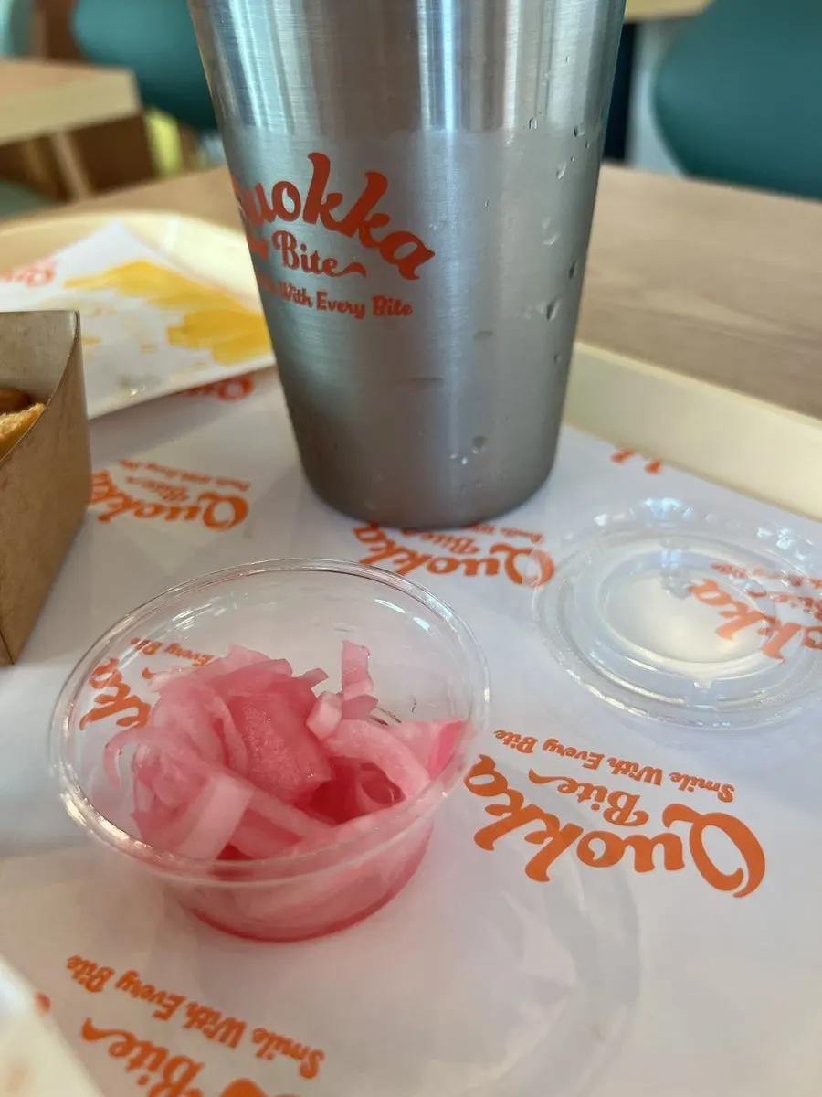 버거 위에 올린 수제 양파 피클