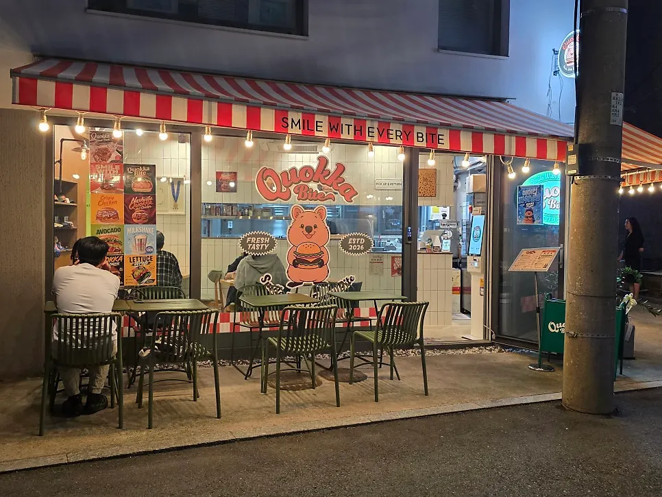쿼카바이트 가게 앞 야외 테이블