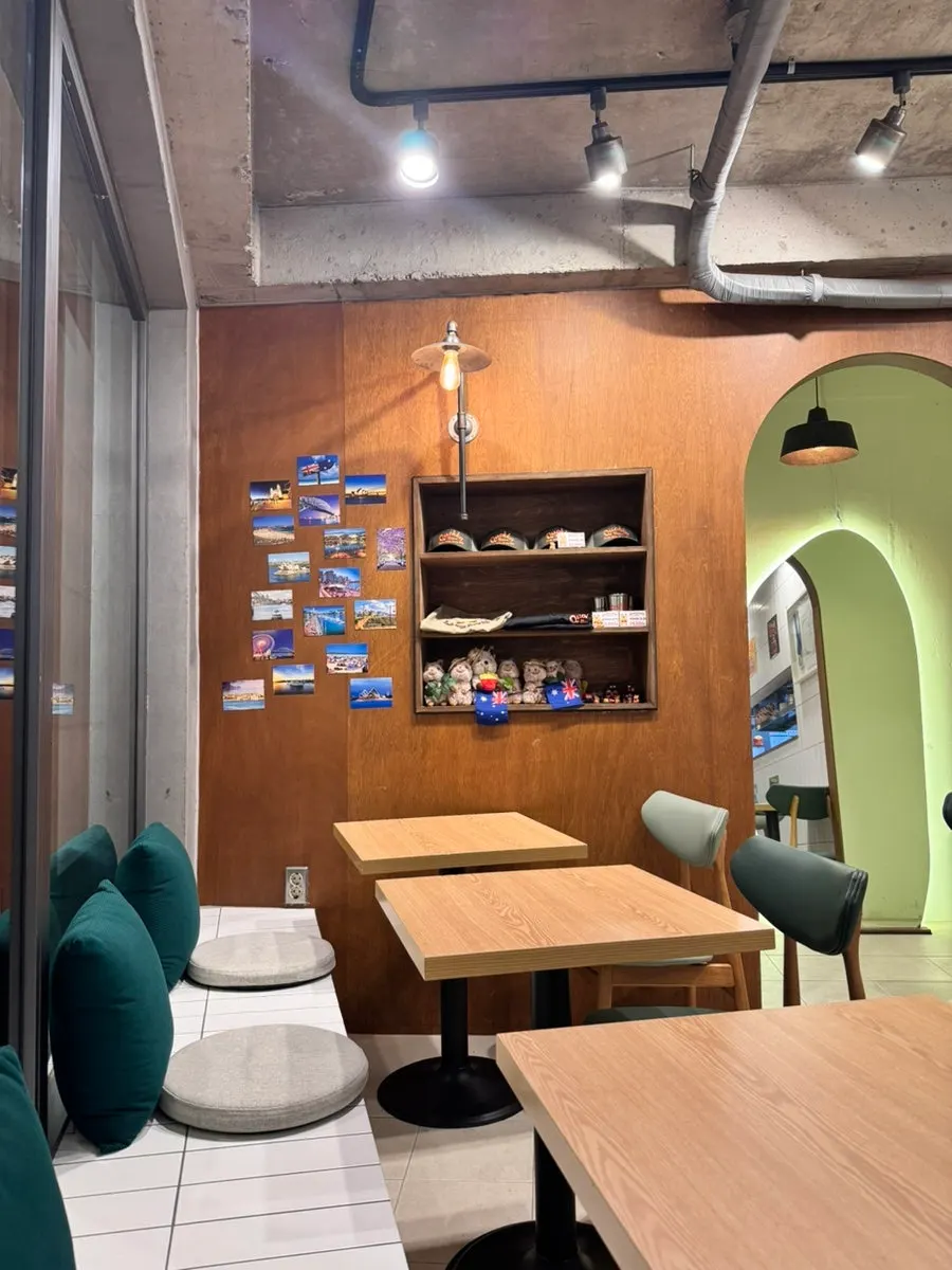 Full view of the Quokka Bite storefront