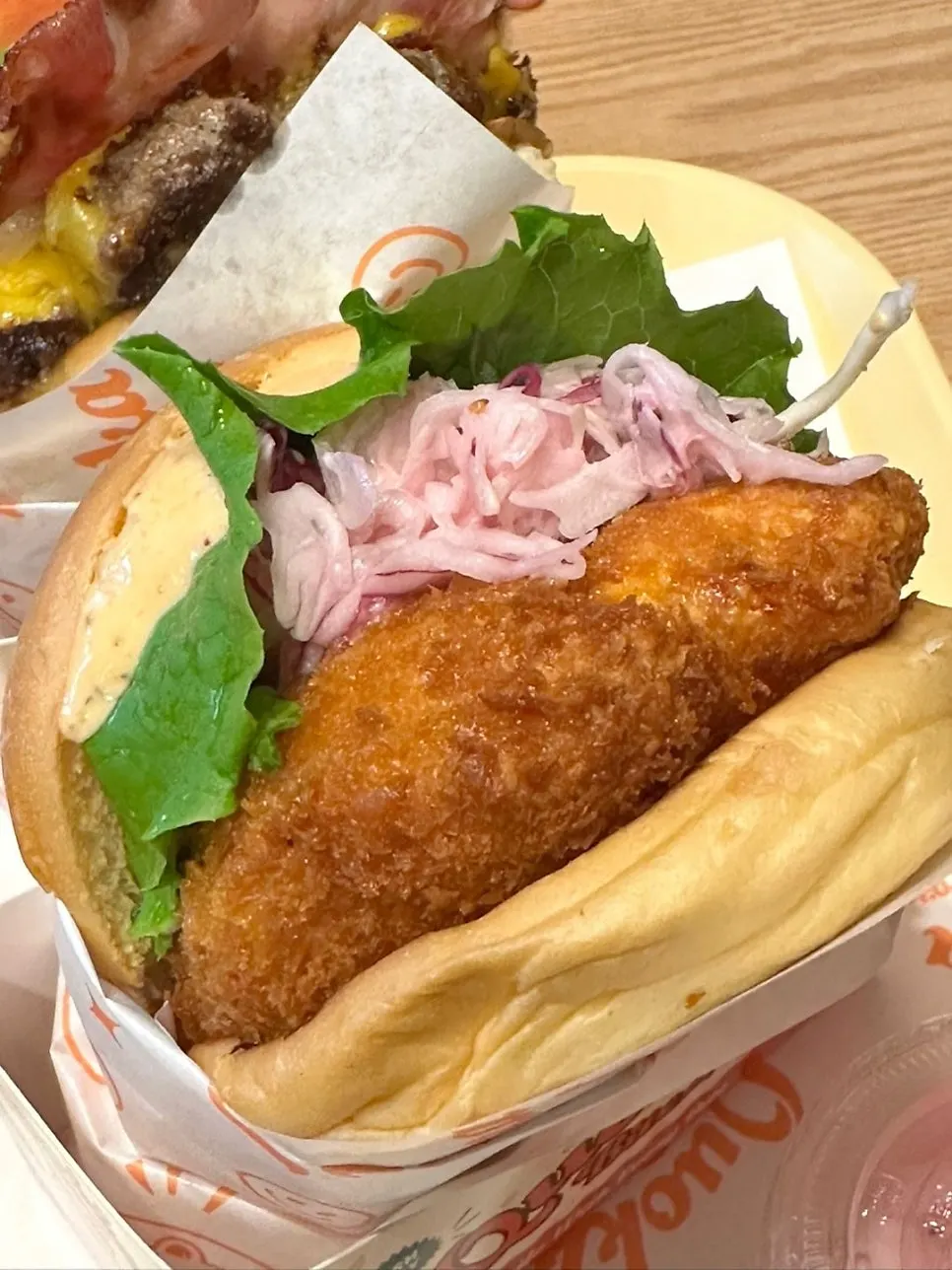 두툼한 패티의 통새우 쿼카 새우버거